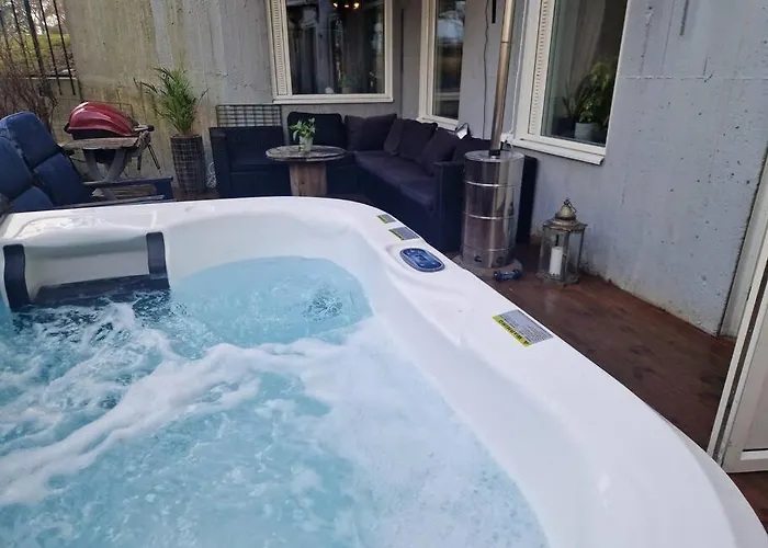2 Bedrooms & Jacuzzi Apartment!