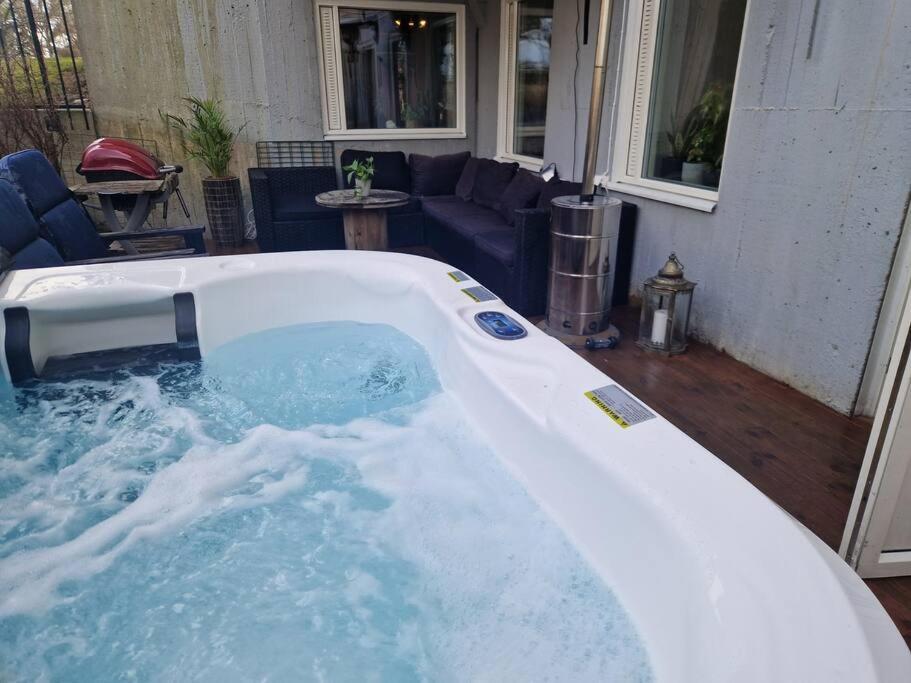 2 Bedrooms & Jacuzzi Apartment! Stockholm